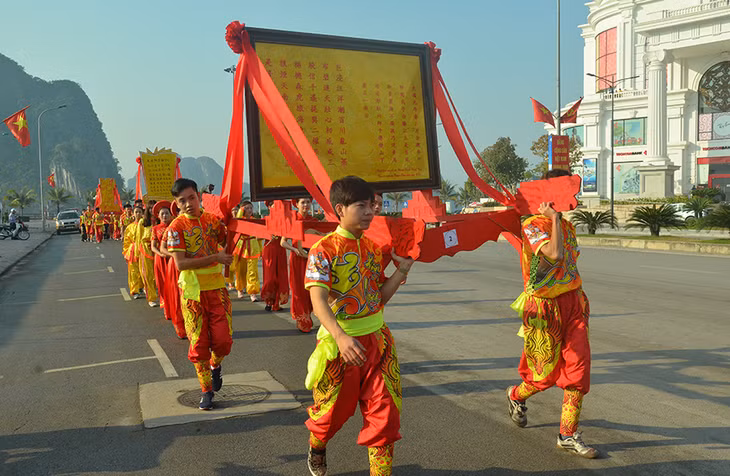 Lễ rước thơ từ chân núi Bài Thơ về trụ sở Hội VHNT Quảng Ninh.
