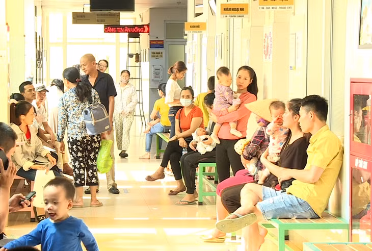 Lượng bệnh nhi đến khám tại Bệnh viện Sản Nhi tăng cao thời điểm giao mùa