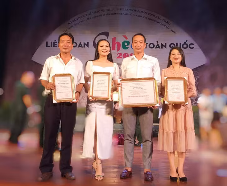 Nghệ sĩ Vùng mỏ Ngọc Long (ngoài cùng bên trái) nhận huy chương vàng tại Hội diễn.