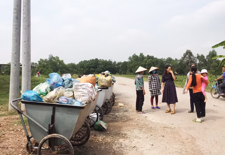 Các hộ dân sống gần điểm tập kết rác tại khu Hưng Hòa, phường Cộng Hòa, TX Quảng Yên bức xúc vì tình trạng ô nhiễm môi trường tại đây.