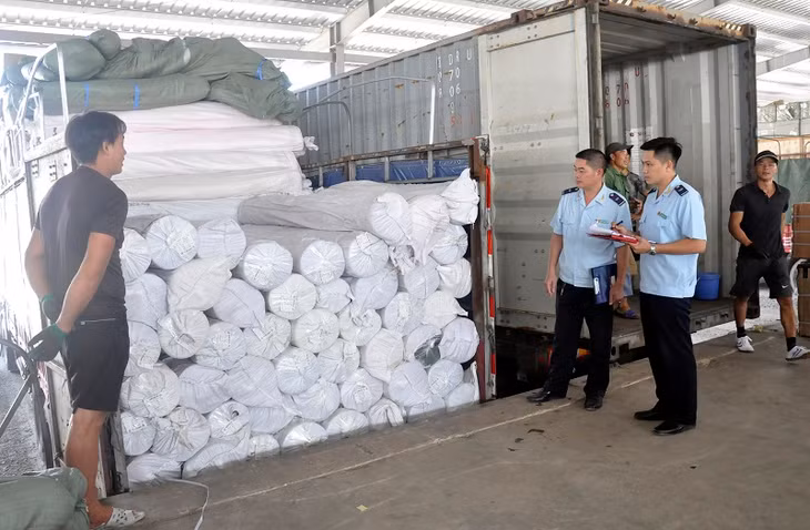 Chi cục Hải quan cửa khẩu Móng Cái kiểm tra hàng hóa tại bãi kiểm tra hàng hóa Cầu Bắc Luân II.