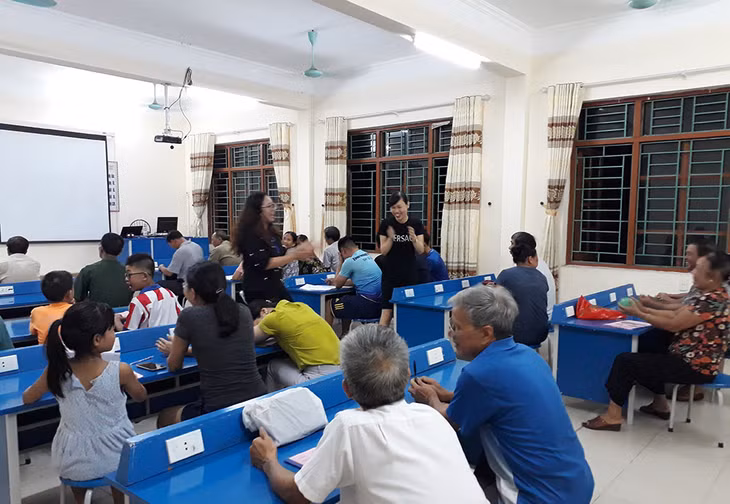 Lớp học tiếng Anh tại Trung tâm Học tập cộng đồng xã Yên Đức.