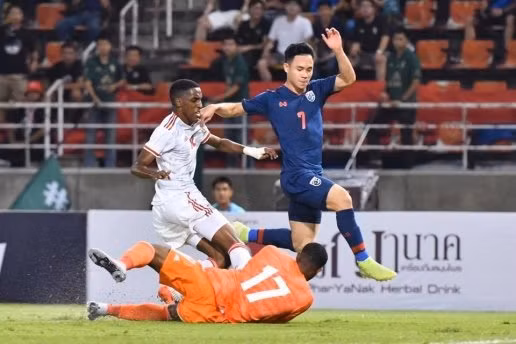  Supachok thi đấu năng nổ trên hàng công của ĐT Thái Lan.