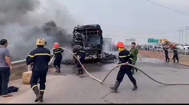 Cảnh sát PCCC Công an Bắc Giang chữa cháy chiếc xe.