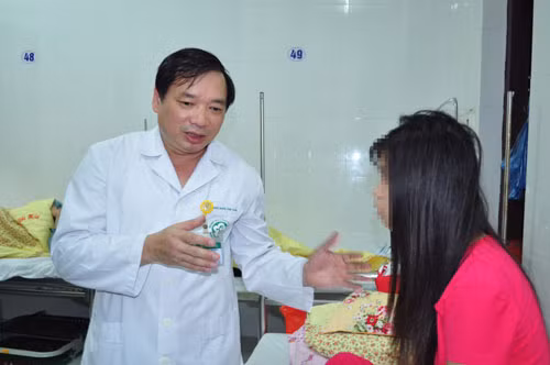 Thăm khám cho bệnh nhân điều trị tại Viện Sức khỏe tâm thần - BV Bạch Mai.