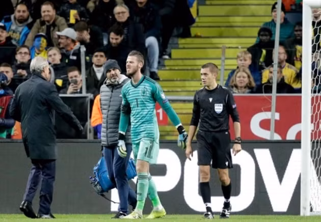  Vẻ mặt này cho thấy chấn thương của De Gea không hề nhẹ.