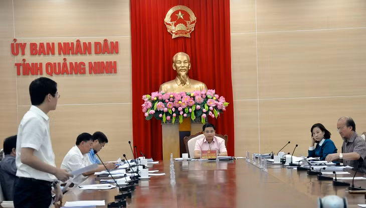 Đồng chí Chủ tịch UBND tỉnh chủ trì hội nghị.
