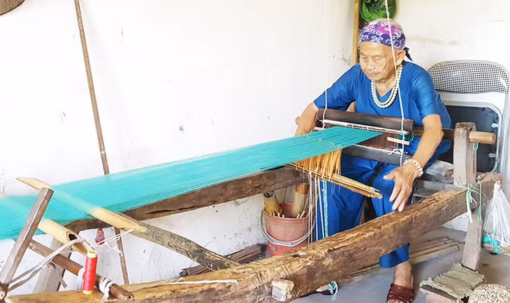 Bà Lý Thị Chương, xã Tình Húc, người duy nhất còn thực hành kỹ năng nghề dệt, may trang phục truyền thống trên địa bàn huyện Bình Liêu 