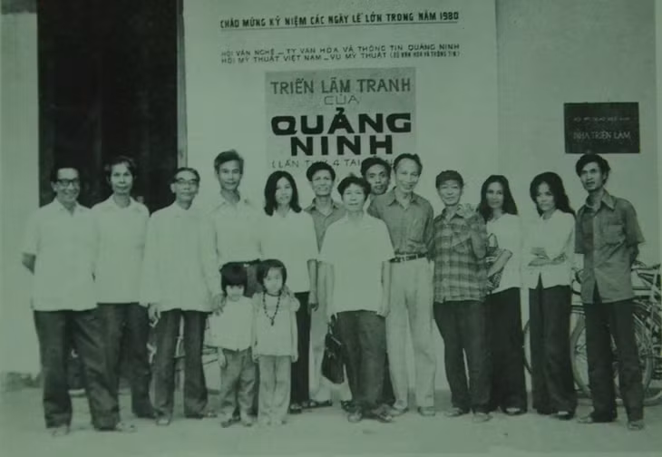Họa sĩ Huỳnh Văn Thuận (thứ ba, trái sang) dự