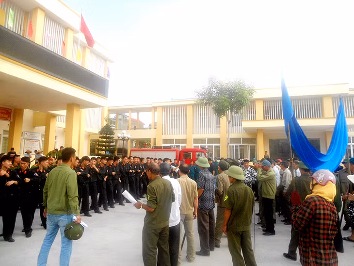 Lực lượng chức năng xử lý tình huống tập trung đông người biểu tình, gây bạo loạn tại trụ sở UBND phường Đông Triều