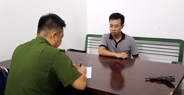 Tại Cơ quan Cảnh sát điều tra, đối tượng Đinh Thanh Tùng đã khai nhận hành vi phạm tội; giao nộp vũ khí