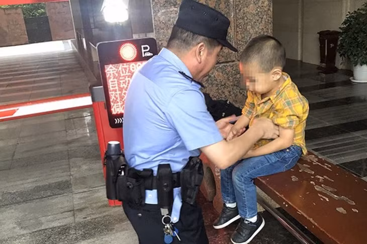 Cảnh sát quận Dazhu ở Trùng Khánh, Trung Quốc đã tìm thấy cậu bé đang ngủ tại một bãi đỗ xe. Ảnh: Weibo