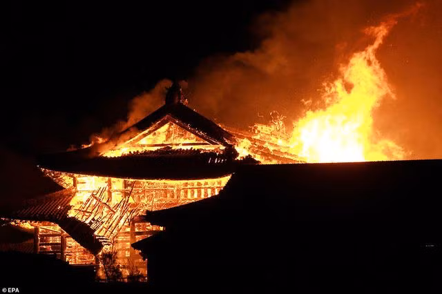 Lửa cháy dữ dội nhấn chìm các tòa nhà thuộc quần thể lâu đài (Ảnh: EPA)