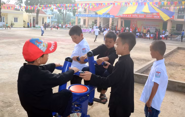 Học sinh trường Tiểu học Tình Húc (Bình Liêu) vui chơi trong khuôn viên trường.