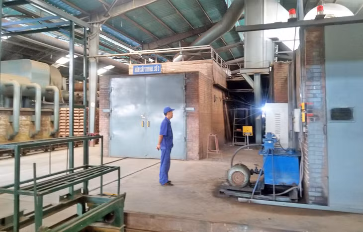 Công nhân Nhà máy gạch Tiêu Giao vận hành lò nung tuynel.