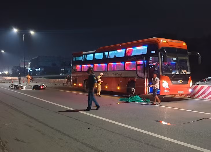 Hiện trường vụ tai nạn trên quốc lộ 13 khiến một người bị xe khách cán chết.