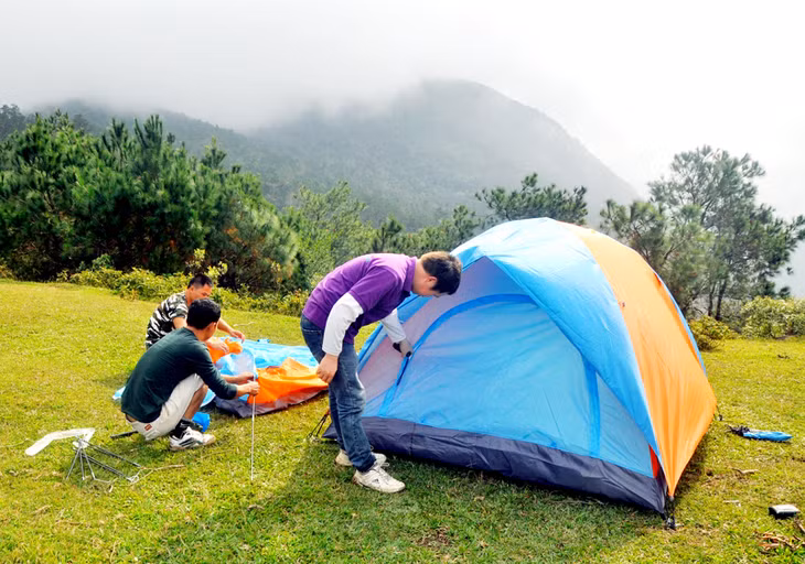Các đoàn phượt dựng lều trại ở khu vực đồi cỏ phía Tây huyện Bình Liêu, trên đường lên núi Cao Xiêm tận hưởng không gian yên bình, hoà mình với thiên nhiên.