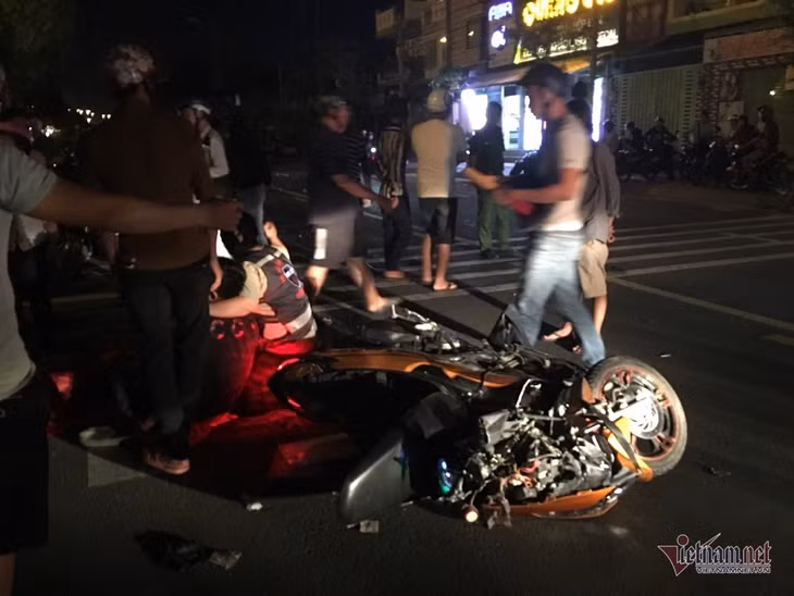 Người thân của thanh niên có mặt tại hiện trường gào khóc đau đớn.