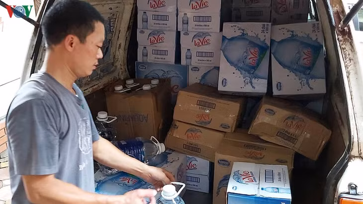 Nhu cầu nước tăng cao nên nhiều cửa hàng đã tăng lượng nước đóng chai mỗi lần nhập hàng.