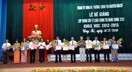 Trường Chính trị Nguyễn Văn Cừ tỉnh tổ chức bế giảng lớp trung cấp lý luận chính trị C15, khoá học 2012-2013.