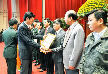 Đồng chí Nguyễn Văn Đọc, Phó Bí thư Tỉnh uỷ, Chủ tịch UBND tỉnh trao Bằng khen của UBND tỉnh cho đồng chí Hoàng Biên vì có thành tích xuất sắc trong 5 năm thực hiện “Ngày Biên phòng toàn dân”, giai đoạn 2009-2014.