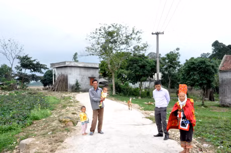 Người dân thôn Châu Hà, xã Quảng Lợi (Đầm Hà) vui mừng khi điện lưới quốc gia về thôn.