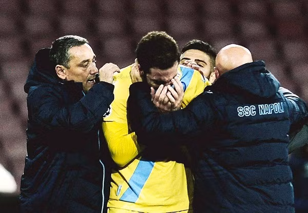 Higuain khóc khi Napoli bị loại - Ảnh Getty.