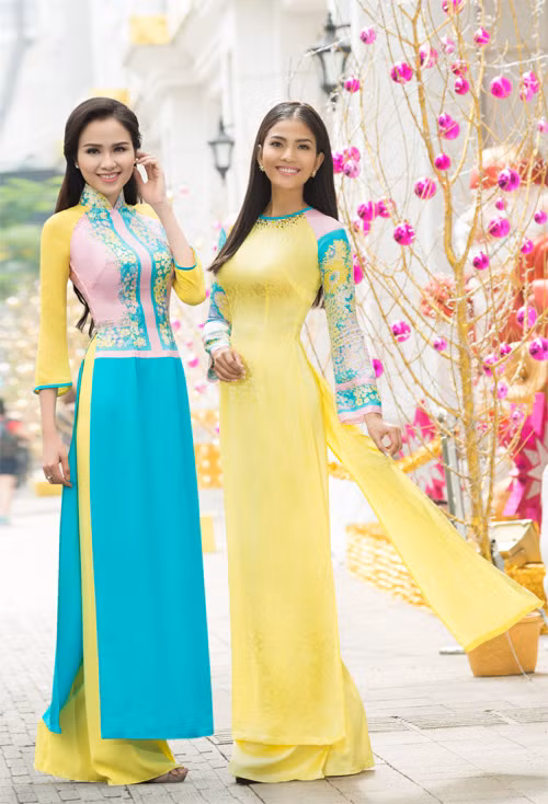 Hai người đẹp thả dáng thanh mảnh trong tà áo truyền thống.