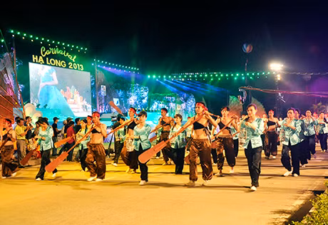 Carnaval Hạ Long 2013 đã kết hợp thành công văn hoá bản địa với lễ hội hiện đại.
