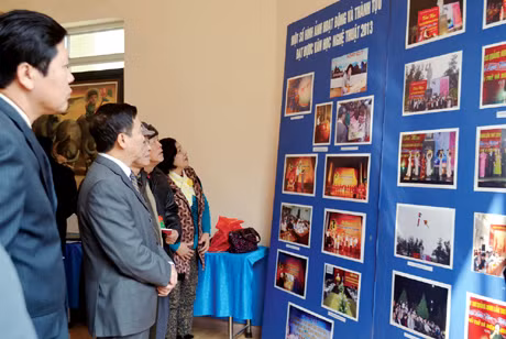 Các văn nghệ sĩ xem những hình ảnh ghi lại một số hoạt động VHNT năm 2013. Ảnh: Phạm Học
