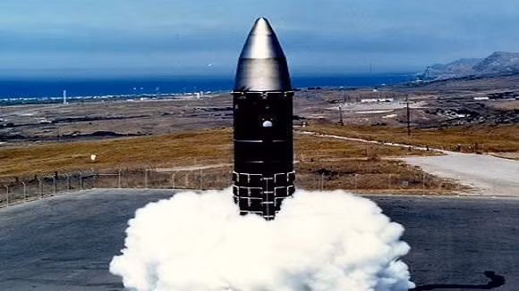 LGM-118 Peacekeeper được phóng lên từ hầm tên lửa