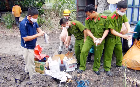 Công an TP Hạ Long tổ chức tiêu huỷ rượu giả thu giữ trong năm 2013.
