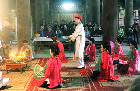 Khách du lịch xem trình diễn nghệ thuật dân tộc tại đình Cốc trong tour du lịch đồng quê tại TX Quảng Yên.