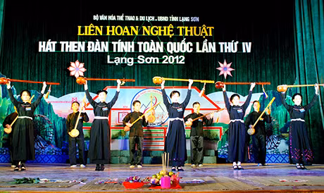 Thầy giáo Tô Đình Hiệu (hàng dưới, thứ 2 từ phải sang) cùng các thành viên của Đoàn văn nghệ quần chúng huyện Bình Liêu tại Liên hoan nghệ thuật hát Then đàn tính toàn quốc lần thứ IV. Ảnh: TL