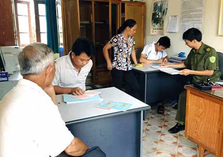 Cán bộ xã Tình Húc (Ba Chẽ) thực hiện đổi hộ khẩu cho người dân trên địa bàn.