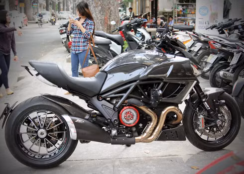 Chiếc Diavel độ toàn bộ của một người chơi xe trong nước.