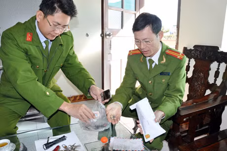 Các cán bộ Đội CSĐT về TTXH cho biết tang vật của vụ trắm cắp tài sản trên địa bàn TP Hạ Long.