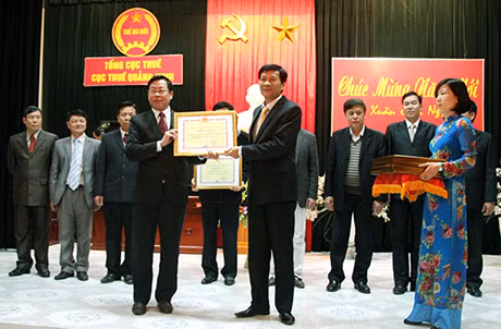 Chủ tịch UBND tỉnh Nguyễn Văn Đọc tặng bằng khen cho các tập thể ngành thuế.