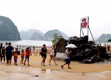 Du khách tham quan đảo Ti Tốp.