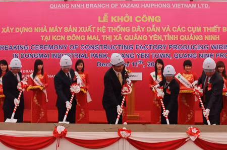 Các đại biểu làm lễ động thổ xây dựng nhà máy sản xuất hệ thống dây dẫn và cụm thiết bị điện ô tô.