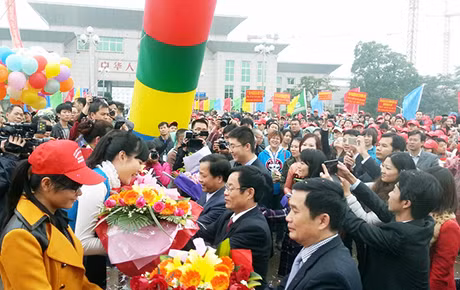Đại diện lãnh đạo TP Móng Cái và TX Đông Hưng đã tặng hoa cho các doanh nghiệp lữ hành tiêu biểu của Việt Nam và Trung Quốc.