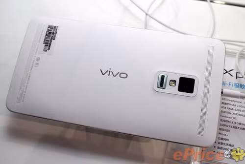 Sản phẩm được thiết kế khá ấn tượng và tỏ ra tỉ mỉ từng đường nét. Mặt lưng là camera 13 