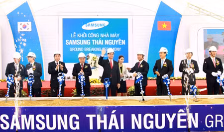 Mở hàng loạt nhà máy mới tại Việt Nam chứng tỏ Samsung đang có ý định chuyển hướng mạnh mẽ nơi sản xuất smartphone từ Trung Quốc sang Việt Nam.