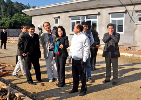 Đồng chí Vũ Thị Thu Thuỷ, Phó Chủ tịch UBND tỉnh kiểm tra tiến độ xây dựng Bệnh viện Sản Nhi.