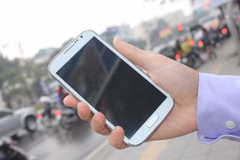 Mặt trước nổi bật với phím home và camera có khả năng chụp chân dung.