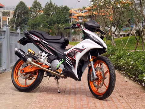 Để tạo dấu ấn cho xế độ,những món đồ hiệu được nhiều người lựa chọn.Bình dầu Rizoma cho thắng đĩa trước,giảm sóc sau Ohlins,đồng hồ điện tử Koso,ống xả Arrow là những món đồ được khoác lên chiếc Exciter của dân chơi Sài Thành. Ảnh: Đức Quang