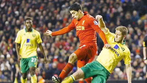 Đang có phong độ cao, Suarez (áo đỏ) sẽ lại lập công giúp Liverpool lên ngôi đầu bảng