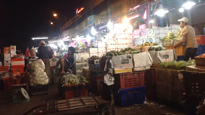 Trái cây Trung Quốc bày bán ê hề tại chợ đầu mối Hóc Môn, TP.HCM - Ảnh: D.Tuấn