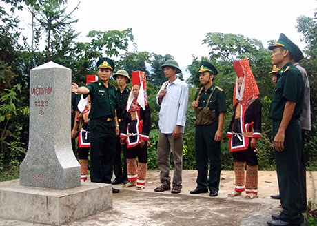 Dân quân huyện Bình Liêu phối hợp với Đồn Biên phòng cửa khẩu Hoành Mô tuần tra, bảo vệ đường biên, cột mốc.