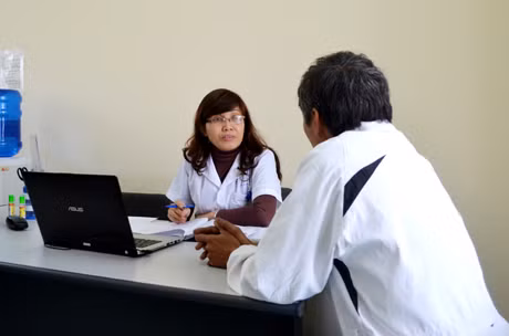 Bác sĩ tư vấn cho bệnh nhân trước khi kê thuốc methadone.